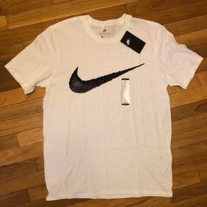 Men’s Nike Swoosh Nike T-Shirt NWT